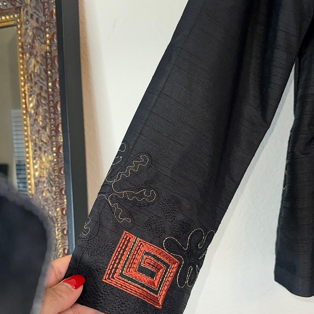 Elegant Black Blazer with Colorful Embroidery - Picture 5 of 10